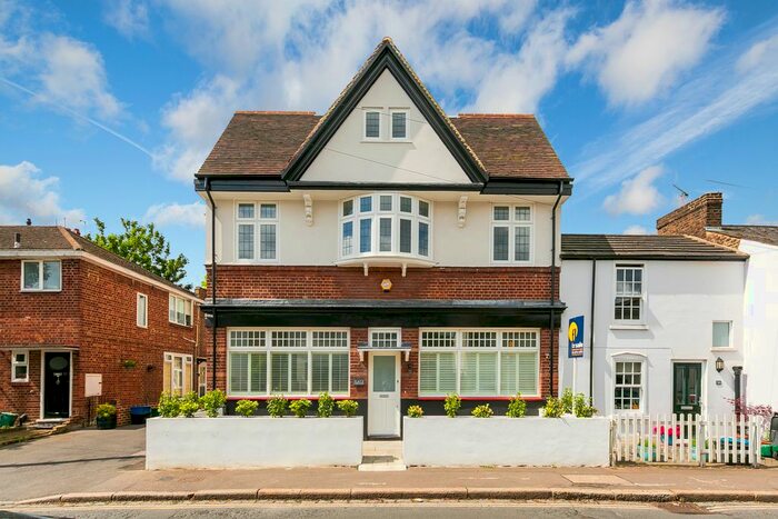 3 Bedroom Flat To Rent In Second Cross Road, Twickenham, Uk, TW2