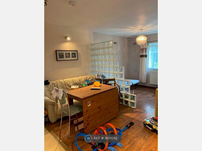 1 Bedroom Flat To Rent In Brentwick Gardens, Brentford, TW8