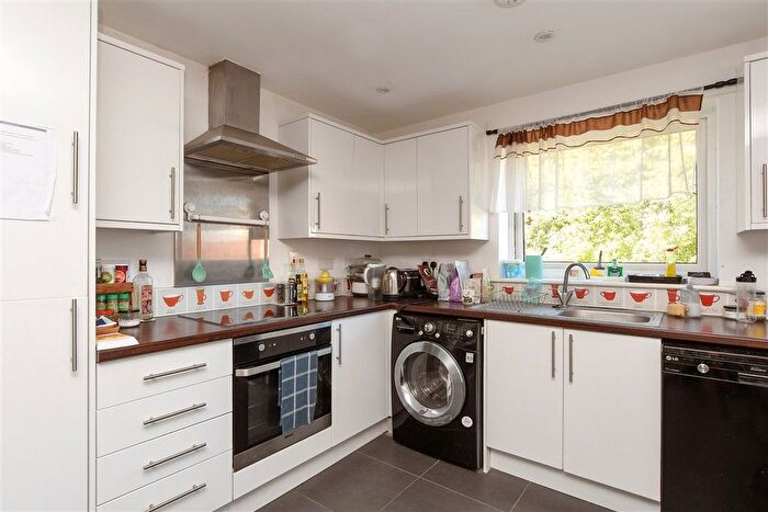 2 Bedroom Flat For Sale In St. Anne's Drive, Redhill, Surrey, RH1