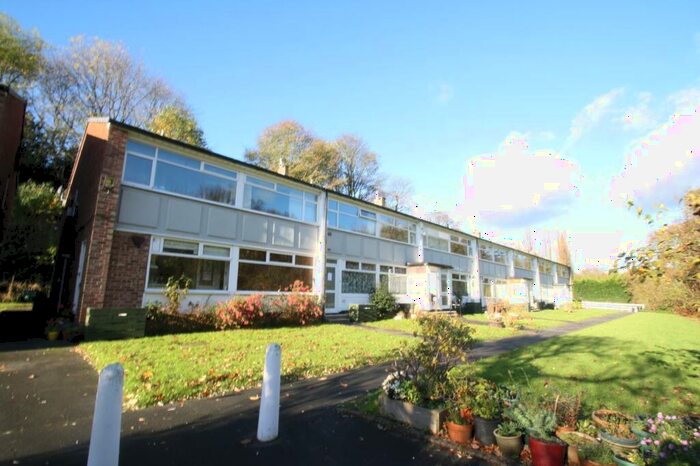 2 Bedroom Flat To Rent In Hillside Court, Leeds, West Yorkshire, Uk, LS7