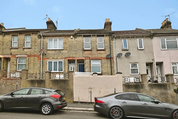 3 Bedroom Terraced House For Sale In Mount Road, Chatham, Kent, ME4