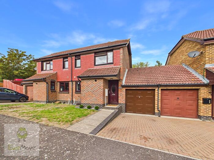 3 Bedroom Semi-Detached House For Sale In Peal Close, Hoo, Rochester, ME3
