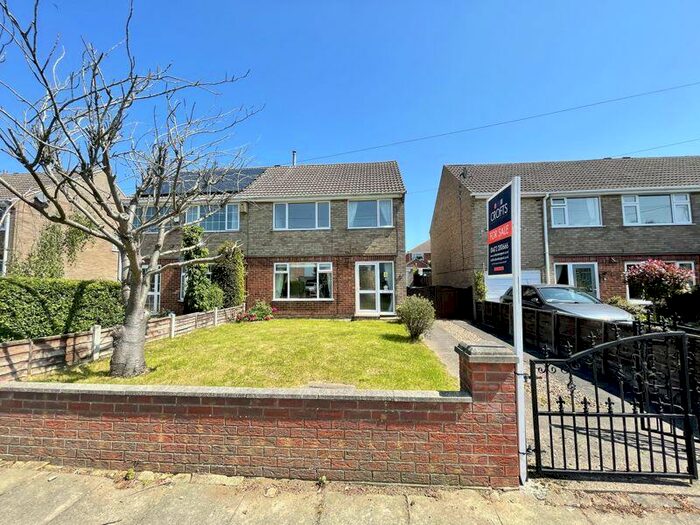 3 Bedroom Semi-Detached House For Sale In St. Nicholas Drive, Grimsby, DN37