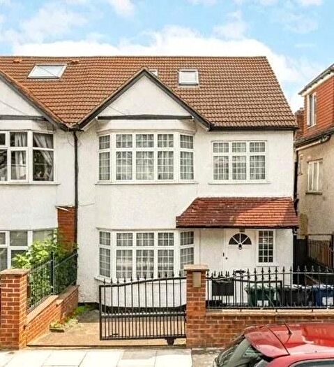 5 Bedroom Semi Detached House For Sale In Aprey Gardens, London, NW4