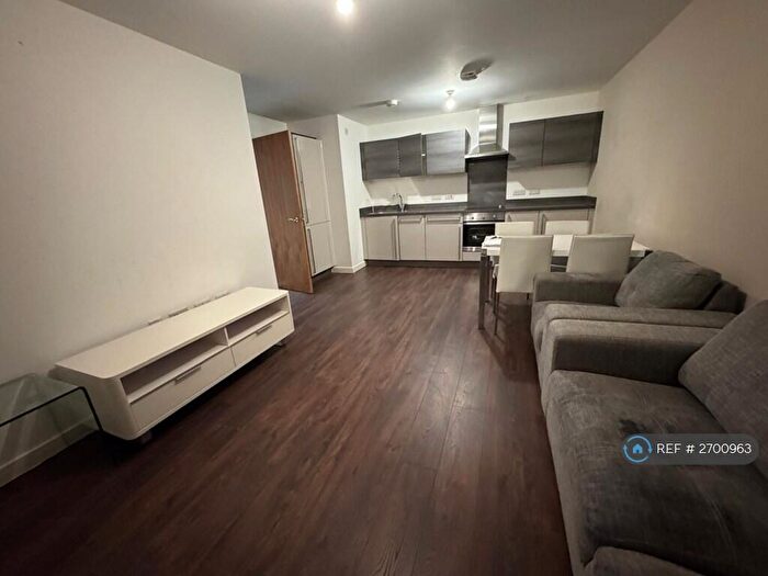 2 Bedroom Flat To Rent In The Riverside, Salford, M5