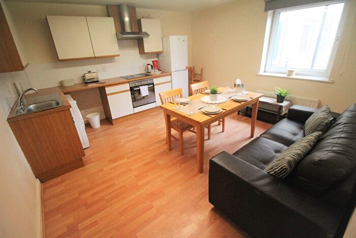 3 Bedroom Flat To Rent In Flat, Clarendon Road, Leeds, LS2