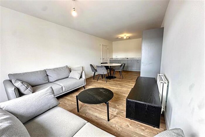 2 Bedroom Flat To Rent In Bedroom Property In Kilpatrick Grove, Edinburgh, EH6