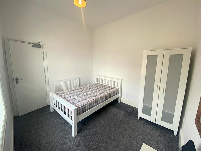 4 Bedroom Maisonette To Rent In Albert Road, Southsea, PO5