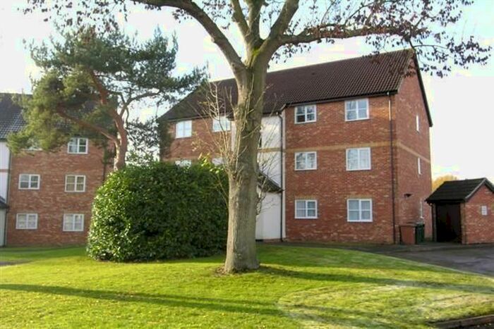 2 Bedroom Flat To Rent In Harlech Road, Hertfordshire, Abbots Langley, WD5