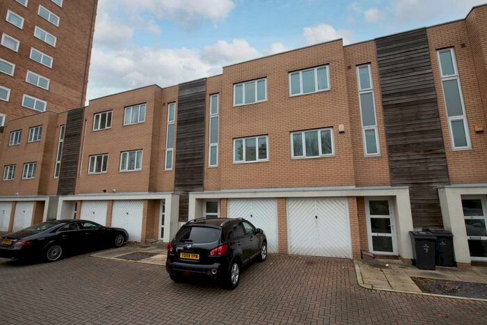 3 Bedroom Town House To Rent In Lakeside Rise, Manchester M9