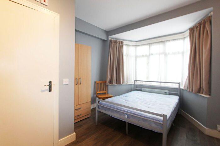 Studio To Rent In Woodville Gardens, London, NW11