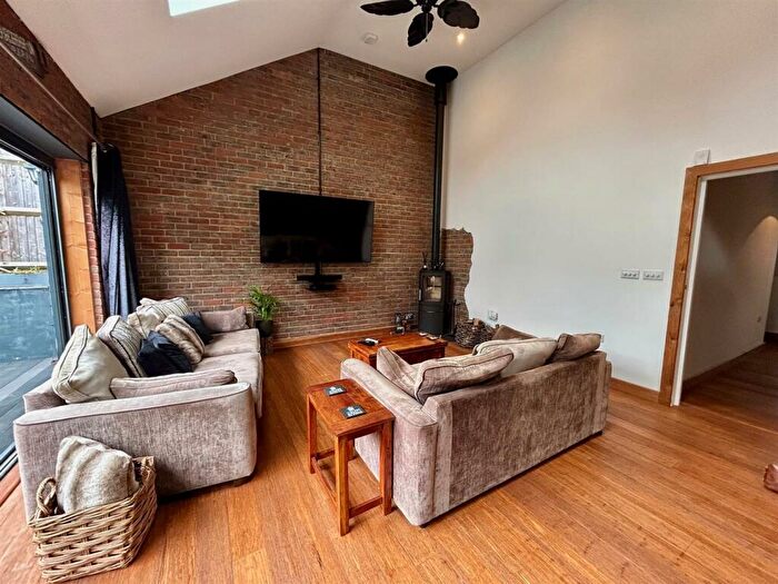 2 Bedroom Bungalow For Sale In Honey Lane, Waltham Abbey, EN9