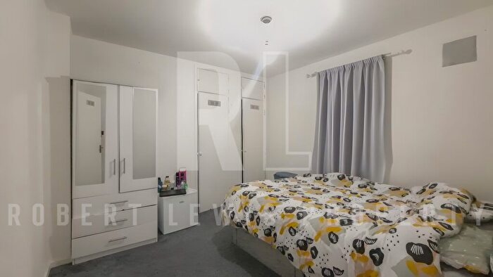 2 Bedroom Flat To Rent In Basing Way, London, N3