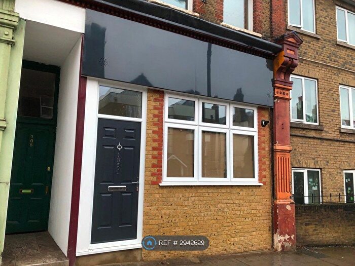 2 Bedroom Flat To Rent In East Hill, London, SW18