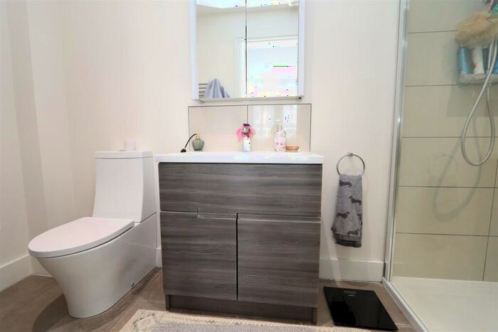 2 Bedroom Flat To Rent In Burford Gardens, Palmers Green, London, N13