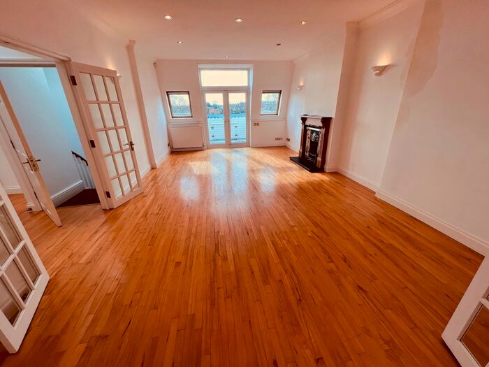 3 Bedroom Flat To Rent In Friern Park, London, N12