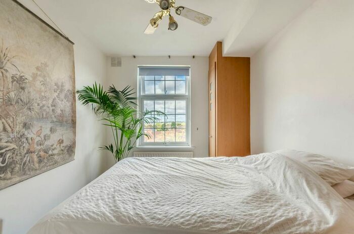 1 Bedroom Flat To Rent In Telford Court, Streatham Hill, London, SW2