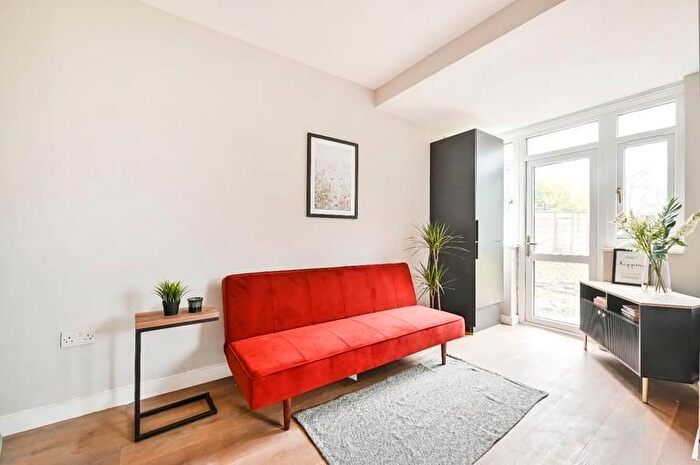 4 Bedroom Detached House For Sale In Adre Near Kidbrooke/North, Greenwich Station, SE3