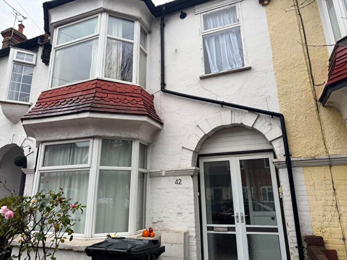 1 Bedroom Flat To Rent In Oakleigh Park DriveLeigh On SeaEssex, SS9