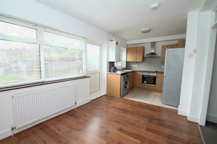 2 Bedroom Flat To Rent In Hedge Lane, Palmers Green, London, N13