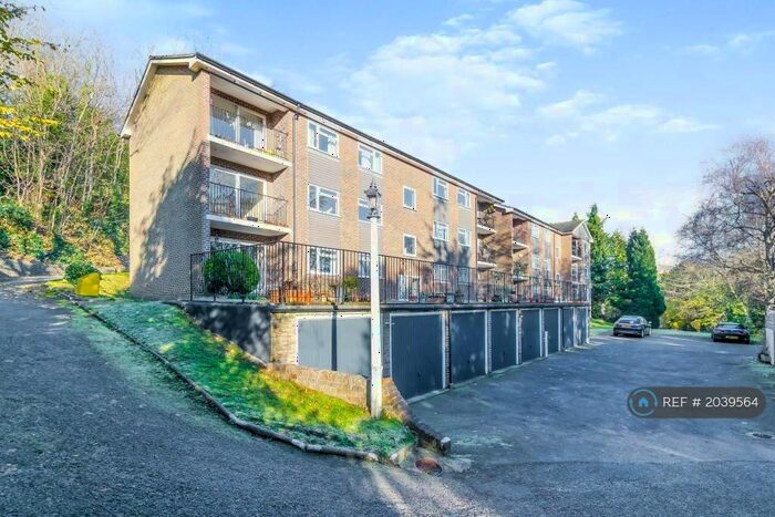 2 Bedroom Flat To Rent In Devon House, Caterham, CR3