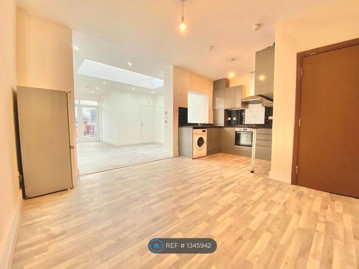 5 Bedroom Detached House To Rent In Sylvan Avenue, Romford, RM6