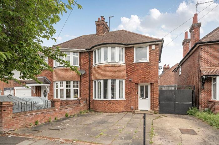 3 Bedroom Semi-Detached House For Sale In Honey Hill Road, Bedford, MK40