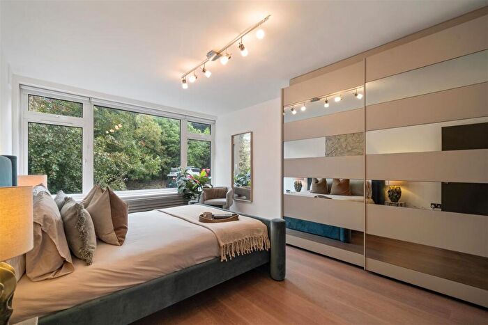 3 Bedroom Apartment For Sale In Lyndhurst Terrace, Hampstead, London, NW3