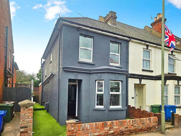 3 Bedroom End Of Terrace House For Sale In Ash Road, Aldershot, GU12