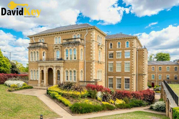 2 Bedroom Flat To Rent In Royal Drive, London, N11