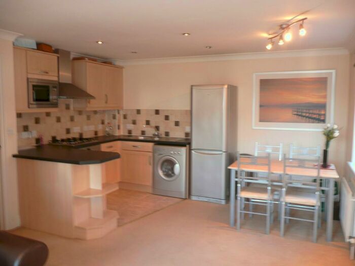 2 Bedroom Flat To Rent In Hook Road, Hook, Surrey., KT9