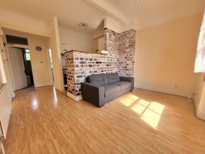 2 Bedroom Flat To Rent In Camden Road, Islington, N7