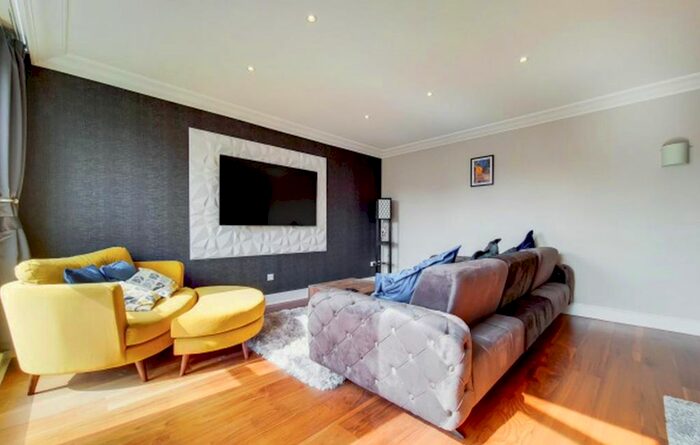 2 Bedroom Flat To Rent In Chelsea Gate Apartments, Ebury Bridge Road, Sloane Square, SW1W
