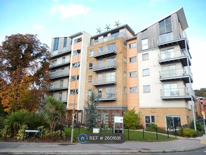 2 Bedroom Flat To Rent In Coombe Way, Farnborough, GU14