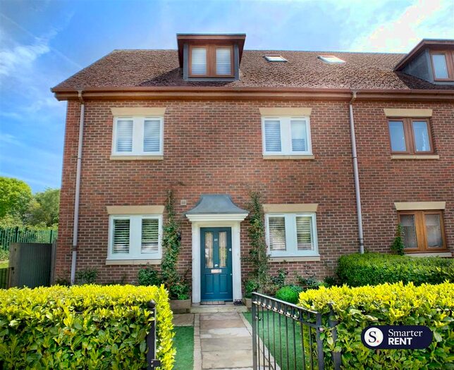 3 Bedroom Property To Rent In Lakeside Drive, Chobham, Woking, GU24
