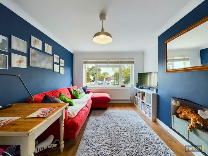 3 Bedroom Maisonette For Sale In Bath Road, Hare Hatch, Reading, Berkshire, RG10