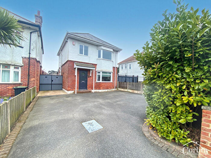 3 Bedroom Detached House For Sale In Wallisdown Road, Poole, BH12