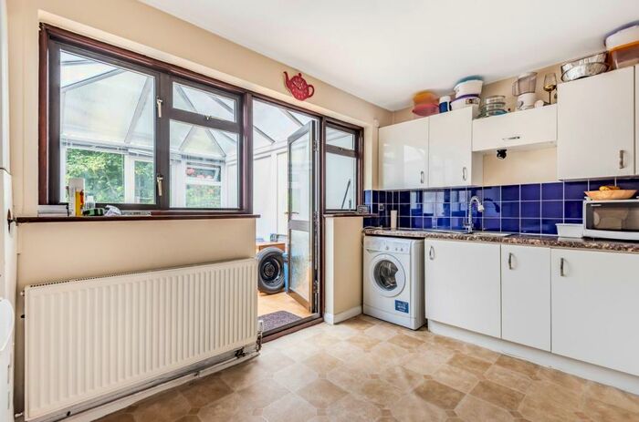 2 Bedroom End Of Terrace House To Rent In Goldfinch Road London, SE28
