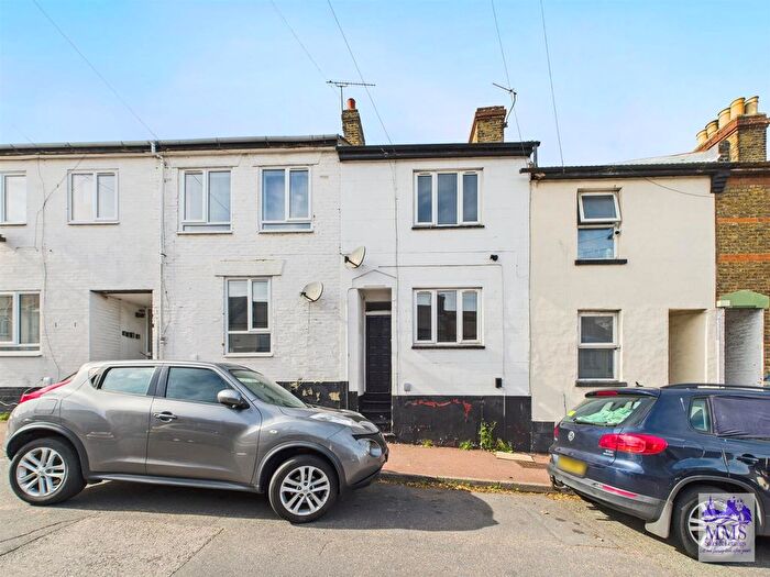 3 Bedroom Terraced House To Rent In Castle Road, Chatham, ME4