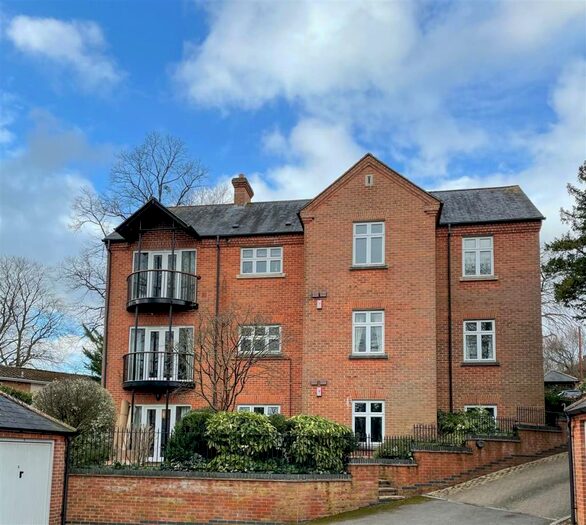 3 Bedroom Flat To Rent In Salisbury - Atherton Court, SP1