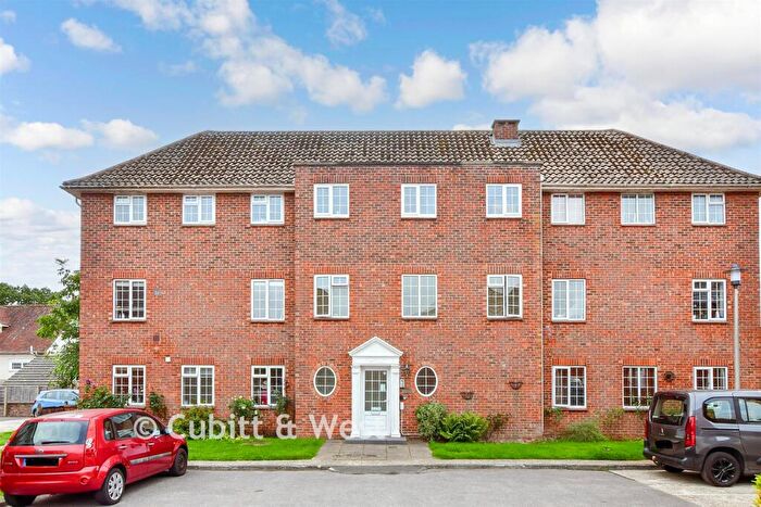 2 Bedroom Apartment For Sale In White Ladies Close, Havant, Hampshire, PO9