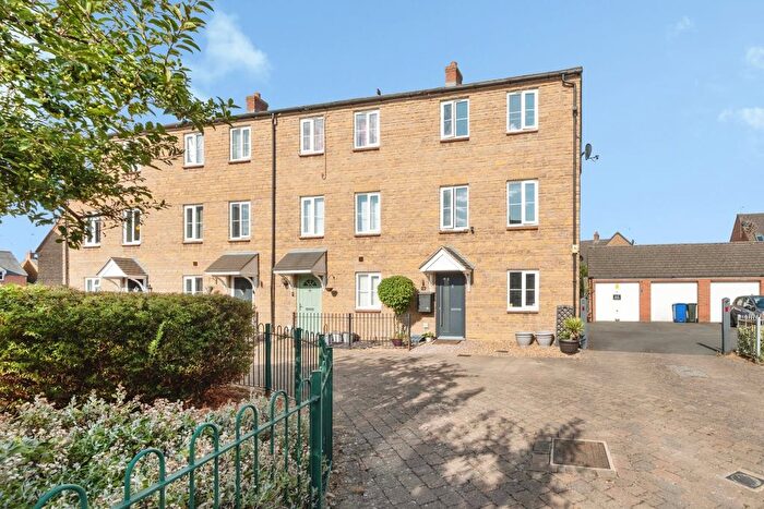 3 Bedroom End Of Terrace House For Sale In Sir Henry Jake Close, Banbury, Oxfordshire, OX16