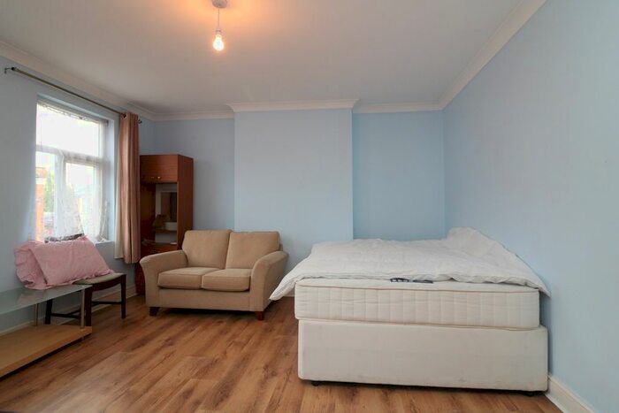 1 Bedroom Flat To Rent In Upper Tooting Road, London, SW17