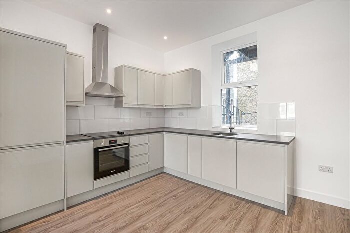 3 Bedroom Flat To Rent In Balham High Road, London, SW12