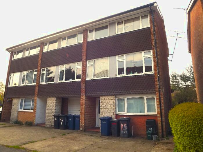 1 Bedroom Flat To Rent In Dollis Drive, Farnham, GU9