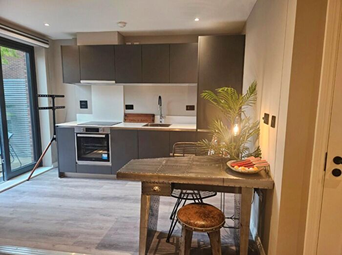 1 Bedroom Flat To Rent In Springwell Gardens, Whitehall Road, Leeds, LS12