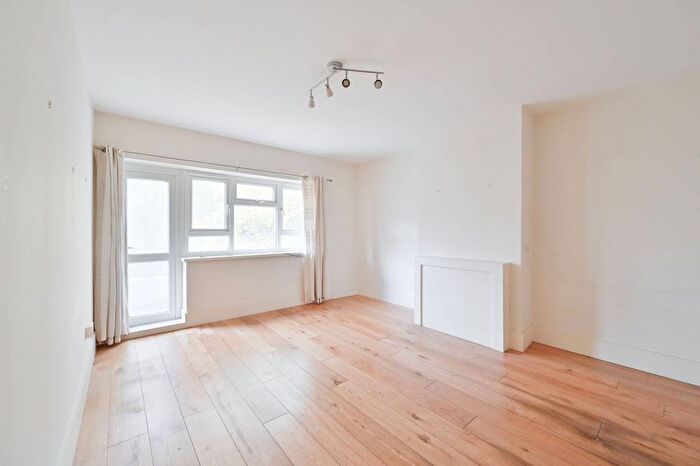 3 Bedroom Flat To Rent In Westbridge Road, Battersea, London, SW11