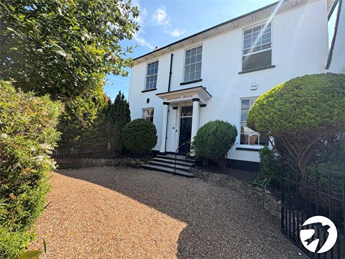 2 Bedroom Flat To Rent In High Street, West Malling, Kent, ME19