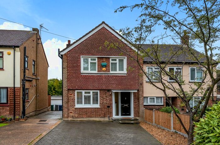 3 Bedroom Semi-Detached House To Rent In Bells Hill, Barnet, EN5