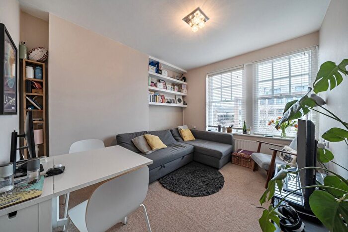 1 Bedroom Flat For Sale In Balham High Road, Balham, London, SW12